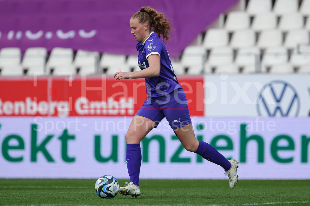 Fussball, Google Pixel Frauen-Bundesliga, SGS Essen - SV Werder Bremen | v.li.: Laura Pucks (SGS Essen, 15) am Ball, Freisteller, Einzelbild, Ganzkörper, Aktion, Action, Spielszene, DIE DFB-RICHTLINIEN UNTERSAGEN JEGLICHE NUTZUNG VON FOTOS ALS SEQUENZBILDER UND/ODER VIDEOÄHNLICHE FOTOSTRECKEN. DFB REGULATIONS PROHIBIT ANY USE OF PHOTOGRAPHS AS IMAGE SEQUENCES AND/OR QUASI-VIDEO.