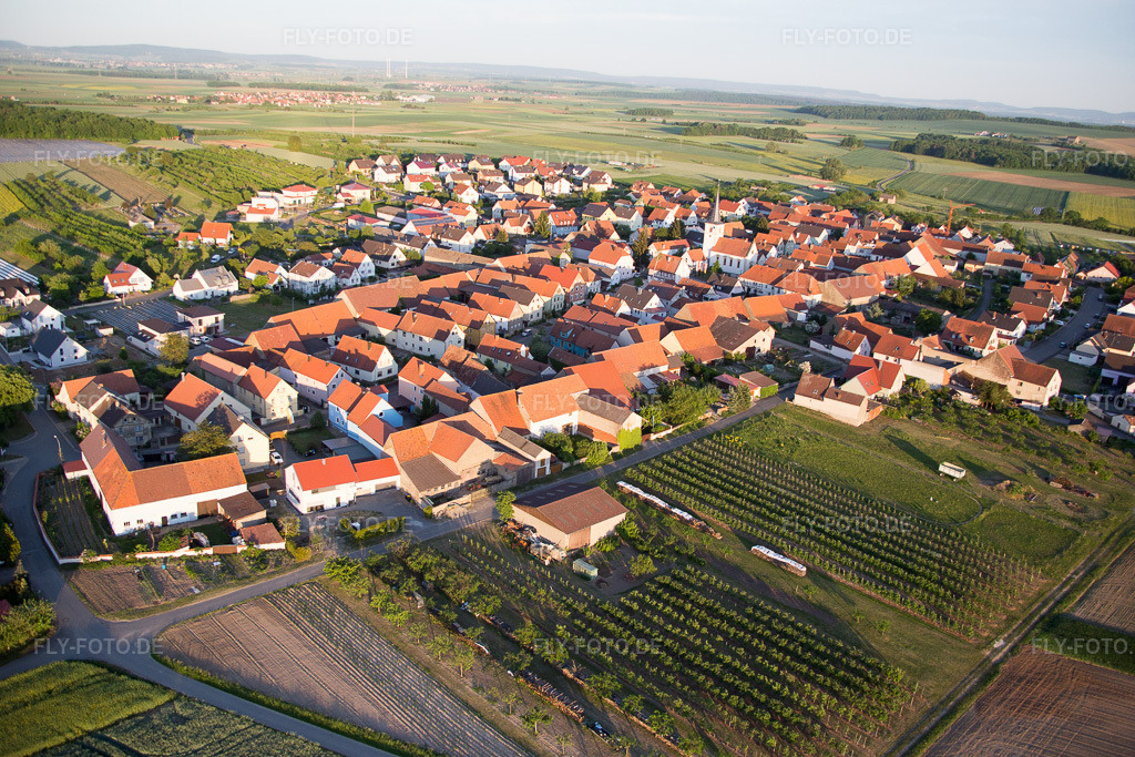 Luftbild: Lindach, die versteckte Perle im Ortsteil Lindach in Kolitzheim im Bundesland Bayern in Deutschland. Foto: IMG_079188.jpg vom 15.05.2015 durch Werner Riehm/FLY-FOTO.de
