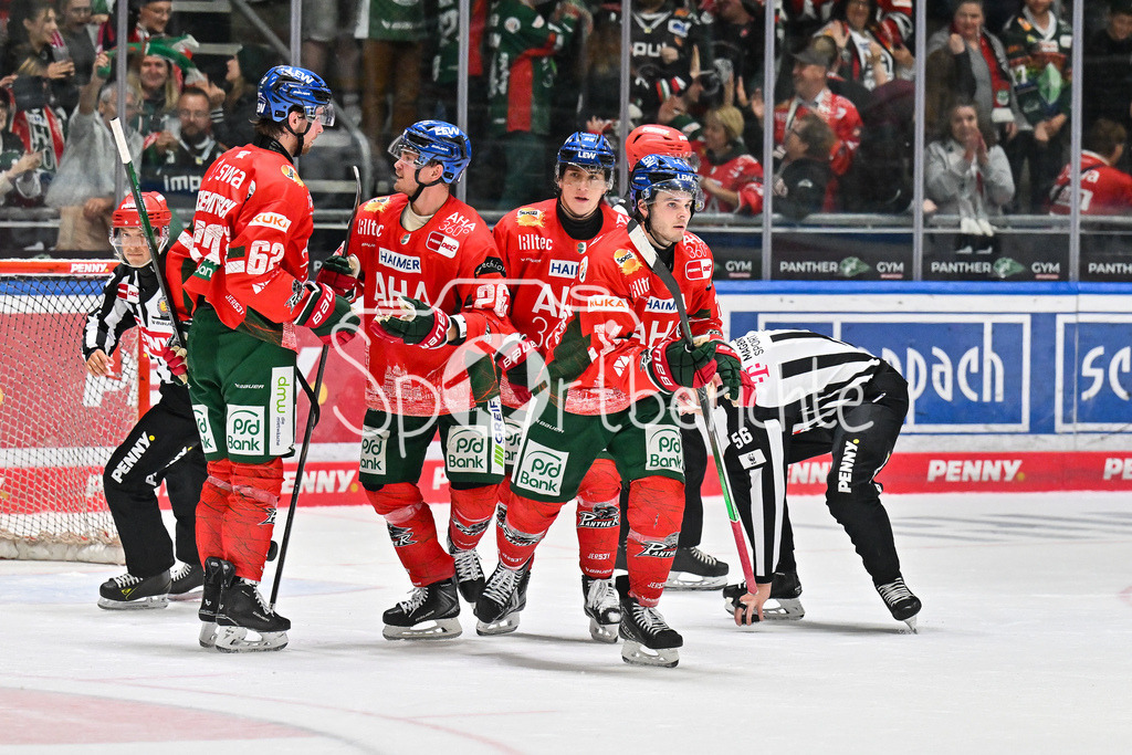 Augsburger Panther - Iserlohn Roosters | Jubel der Panther nach dem Treffer zum 4-1 durch D. J. BUSDEKER (Augsburger Panther #14) / Tor / Torschuetze / Freude / Happy / Penny DEL: Augsburger Panther - Iserlohn Roosters; Curt Frenzel Stadion am 21.09.2025
