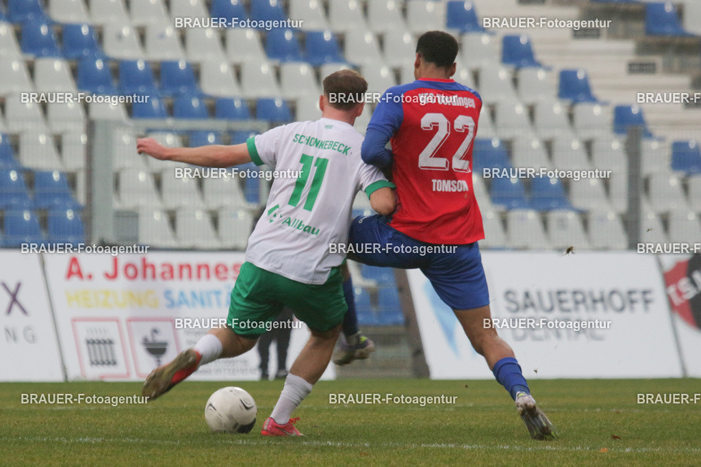 15.11.2025 KFC Uerdingen - SPVG Schonnebeck | Krefeld, Deutschland, 15.11.2025: Noah Elija Tomson (KFC Uerdingen) und Robin Andre Brander (Spvg Schonnebeck) im Kampf um den Ball während des Oberliga Niederrhein Spiels zwischen KFC Uerdingen  - Spvg Essen Schonnebeck am 15.11. 2025 im Krefelder Grotenburg - Stadion in Krefeld, Deutschland. (Foto Ralph Görtz / Brauer-Fotoagentur)