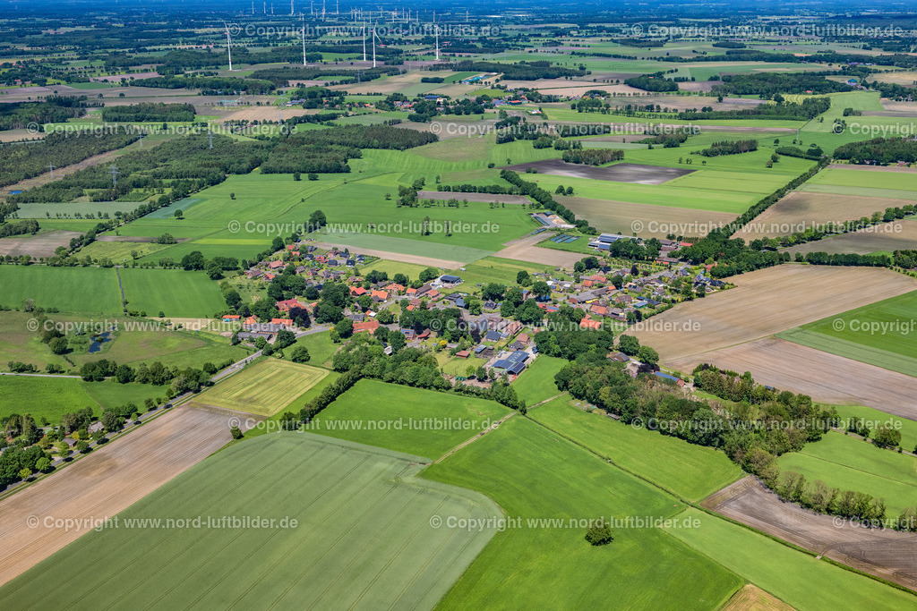 Oersdorf_ELS_6237030622 | AHLERSTEDT 03.06.2022 Ortsansicht der Straßen und Häuser der Wohngebiete in Ahlerstedt Oersdorf im Bundesland Niedersachsen, Deutschland. // Town View of the streets and houses of the residential areas in Ahlerstedt in the state Lower Saxony, Germany. Foto: Martin Elsen