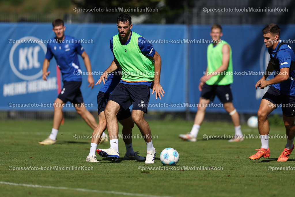 KSC27082401009 | 27.08.2024, Fußball, Karlsruher SC Training, BBBank Wildpark, Saison 2024 2025: Luca Pfeiffer (KSC #16) im Zweikampf mit Robin Heußer (KSC #5) bei seinem ersten Training nach dem Wechsel vom VfB Stuttgart zum KSC