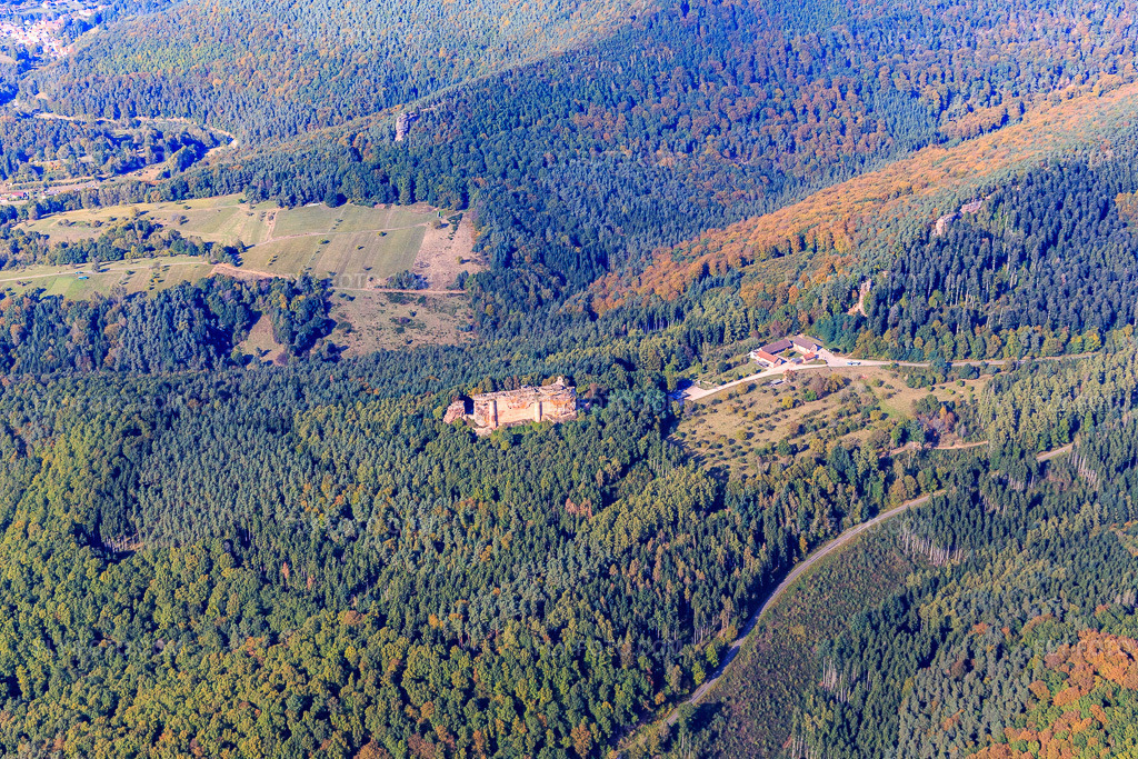Aerial view: Fleckenstein ruins in Lembach in the state Bas-Rhin, France. – Photo: IMG_095080.jpg taken on 10/16/2016 by Werner Riehm/FLY-FOTO.com – Resolution of the original: 5367 x 3578 px – WWW.FLECKENSTEIN.FR