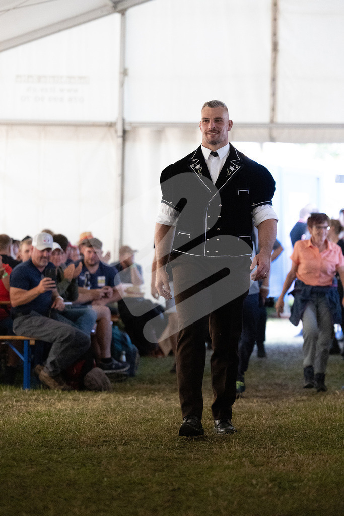 Rigi2025_3034 | Die Schwinger des Schwyzer Kantonalen Schwingerverbandes: Fotos, die Dynamik und Leidenschaft festhalten, sowie emotionale Momente aus dem traditionellen Schwingsport zeigen. - Realisiert mit Pictrs.com