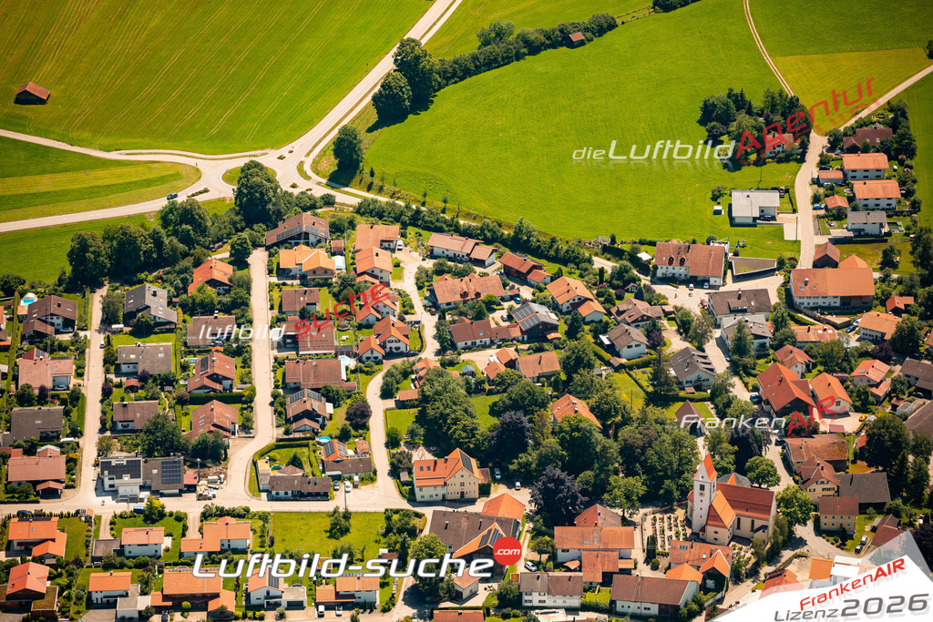 Das Luftbild zeigt : Oberthingau Unterthingau - Die Luftaufnahme wurde 2024 vom UL-Flugzeug aus erstellt ( keine Drohne ) - Hochauflösende Luftaufnahme - Für grossformatige Ausdrucke geeignet. Die Geschenkidee !Mit Lizenz und Bildrechte bestellbar