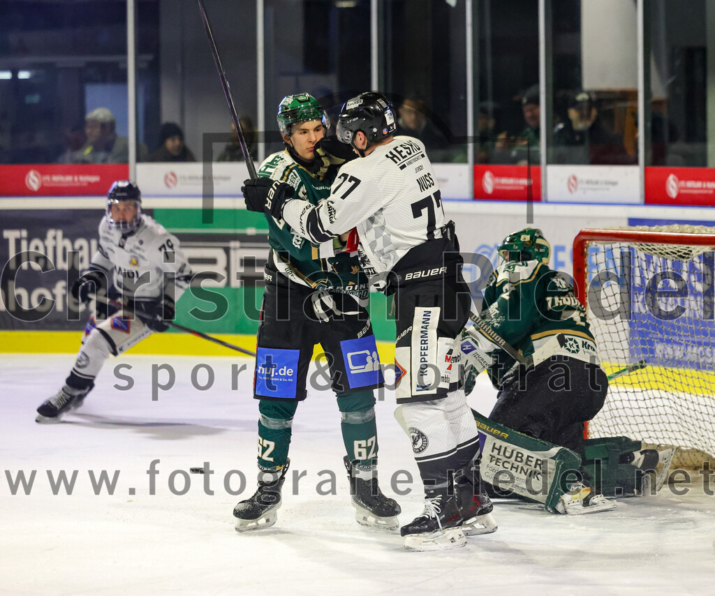 2026-01-30_051_TSV_Erding_gegen_EHF_Passau_Black_Hawks | Erding, Deutschland, 30.01.2026:Eishockey, Oberliga Süd 2025 / 2026, 42. Spieltag, TSV Erding gegen EHF Passau Black Hawks, Endergebnis: 2:6Cristian Achim (Erding Gladiators, #62), Thomas Nuss (EHF Passau Black Hawks, #77), Torwart David Zabolotny (Erding Gladiators, #72)Foto: Christian Riedel / fotografie-riedel.net