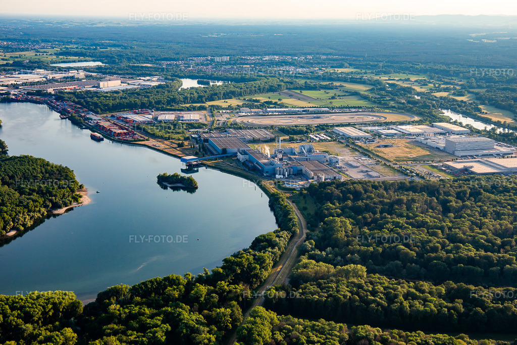 Luftbild: Landeshafen Wörth und Industriegebiet Oberwald in Wörth am Rhein im Bundesland Rheinland-Pfalz in Deutschland. Foto: IMG_136260.jpg vom 07.06.2023 durch Werner Riehm/FLY-FOTO.de