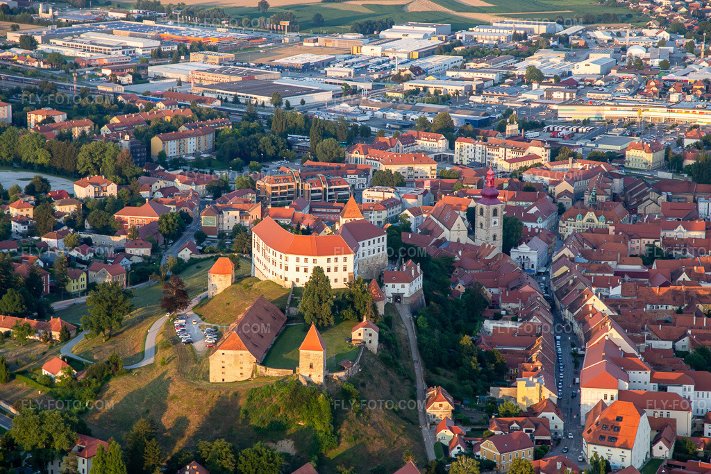 Aerial view: Castle Ptuj/Grad Ptuj above the old town in Ptuj in the state Slovenia, Slovenia.Photo: IMG_137434.jpg taken on 07/08/2023 by Werner Riehm/FLY-FOTO.comResolution of the original: 5472 x 3648 pxPokrajinski muzej Ptuj Ormož