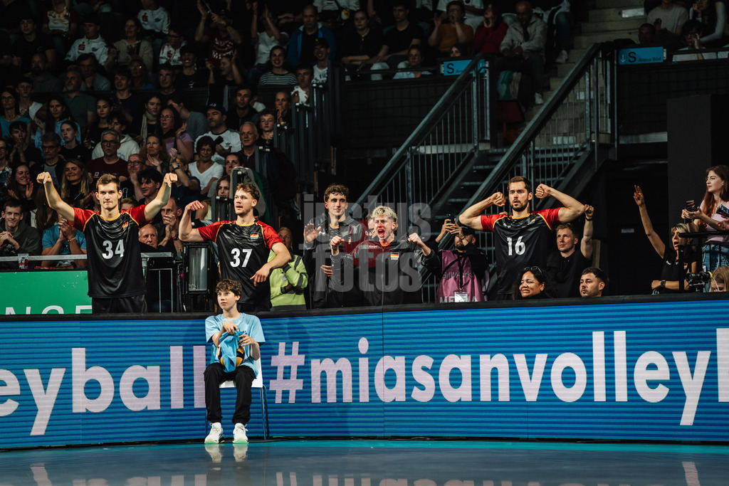 Volleyball | Männer | Testspiel | Deutschland vs. Italien | 26.05.2025 | Die Deutsche Bank jubelt, v.l. Leon Meier (#34, Deutschland) Bastian Korreck (#37, Deutschland) Joscha Kunstmann (#7, Deutschland) Fabian Hosch (#1, Deutschland) und Tim Peter (#16, Deutschland)