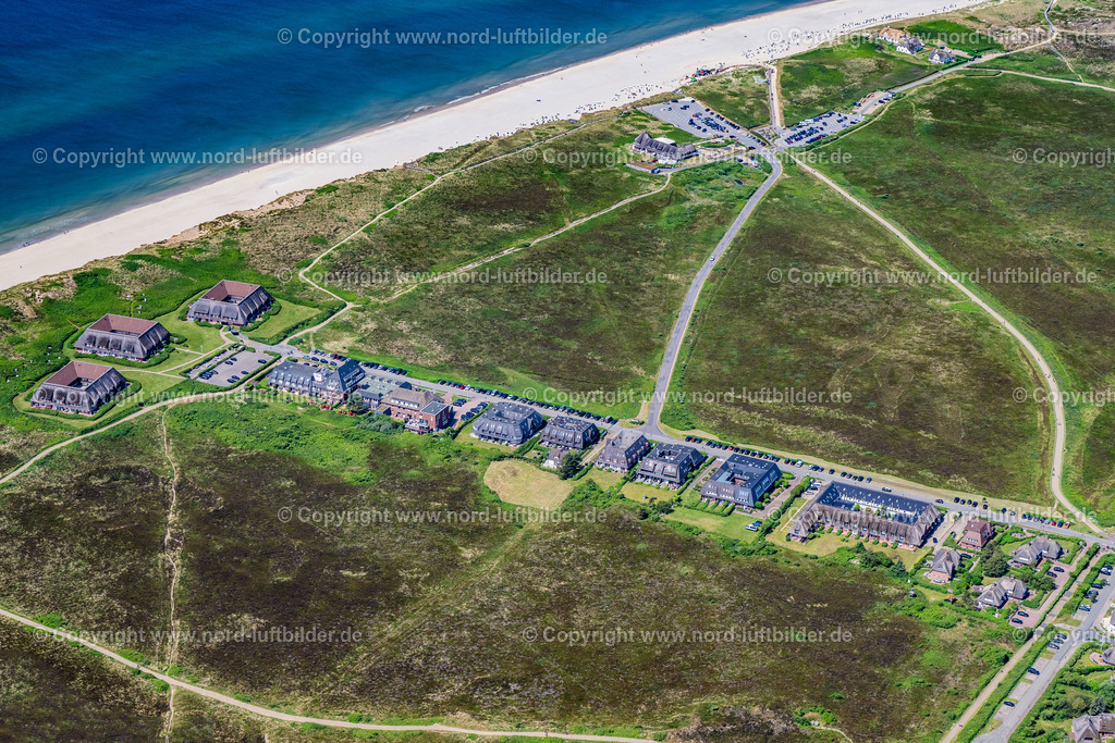 Sylt_Kampen_Kurhausstrasse_ELS_5125130625 | KAMPEN (SYLT) 13.06.2025 Ferienhaus Anlage Kurhausstraße in Kampen (Sylt) auf der Insel Sylt im Bundesland Schleswig-Holstein, Deutschland. Weiterführende Informationen bei: Hotel Rungholt. // Holiday house plant of the park Kurhausstrasse in Kampen (Sylt) at the island Sylt in the state Schleswig-Holstein, Germany. Further information at: Hotel Rungholt. Foto: Martin Elsen