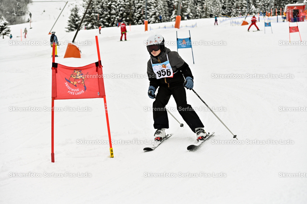 SRF_20.02.2026_1150 | Skirennfotos,Serfaus,Fiss,Ladis,Kinderskirennen,Winter,Tirol,Oberland,skirace,SFL,feelfree,weil wir's genießen,ski,Ski,skifahren,Sonnenplateau, - Realisiert mit Pictrs.com