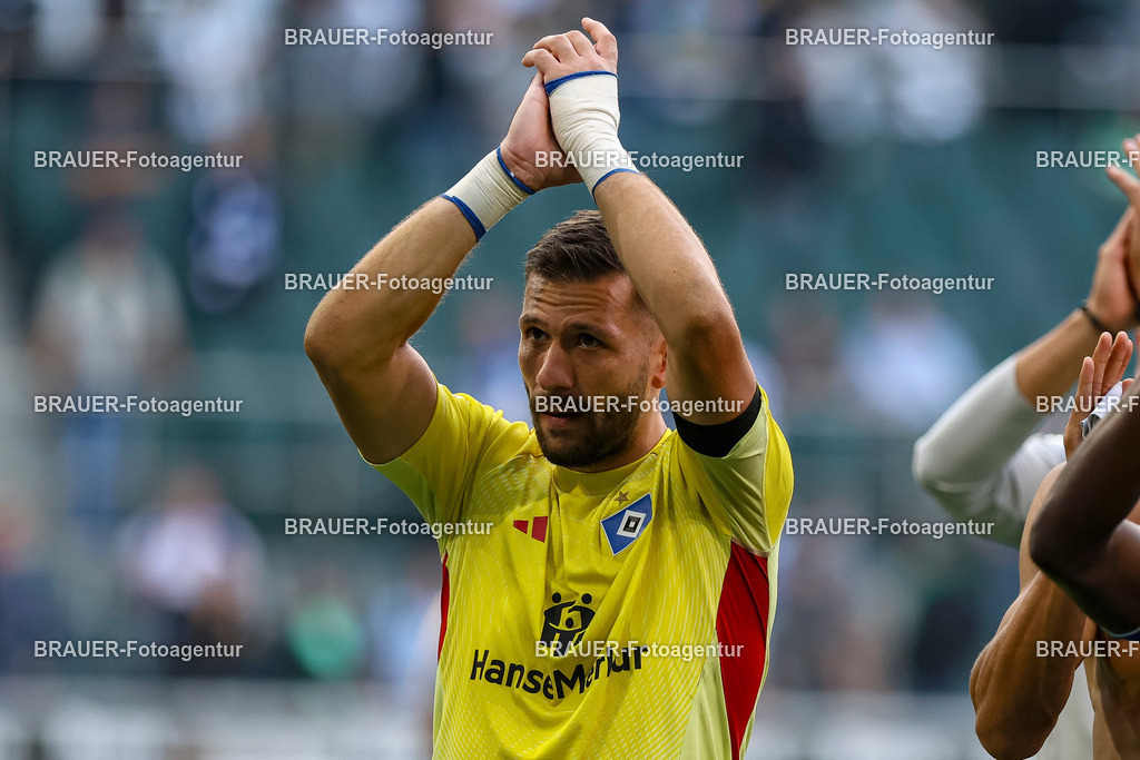 Borussia Mönchengladbach vs Hamburger SV - Bundesliga  | Mönchengladbach, Deutschland, 24.08.25:   Daniel Heuer Fernandes (Hamburger SV) gestikuliert, Gestik waehrend des Spiels der Bundesliga zwischen Borussia Mönchengladbach vs Hamburger SV im Stadion im Borussia Park(Foto von Brauer-Fotoagentur / Adrian Schlueter)