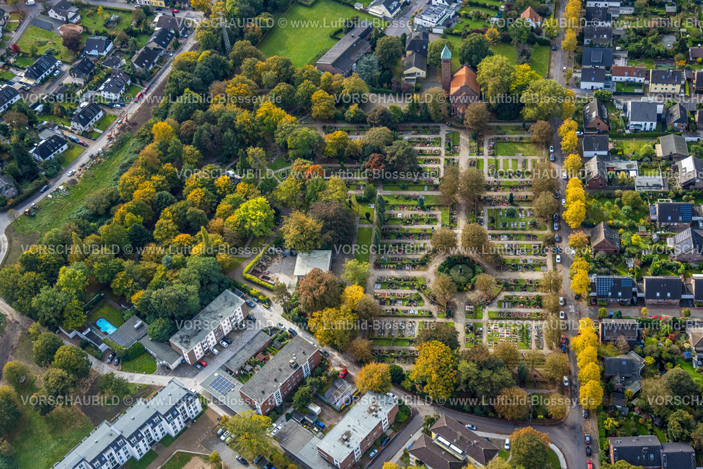 Moers241012858 | Luftbild, Utfort Friedhof Gräberfeld und evangelische Kirche Utfort, herbstliche Bäume, Rheinkamp-Utfort, Moers, Ruhrgebiet, Nordrhein-Westfalen, Deutschland