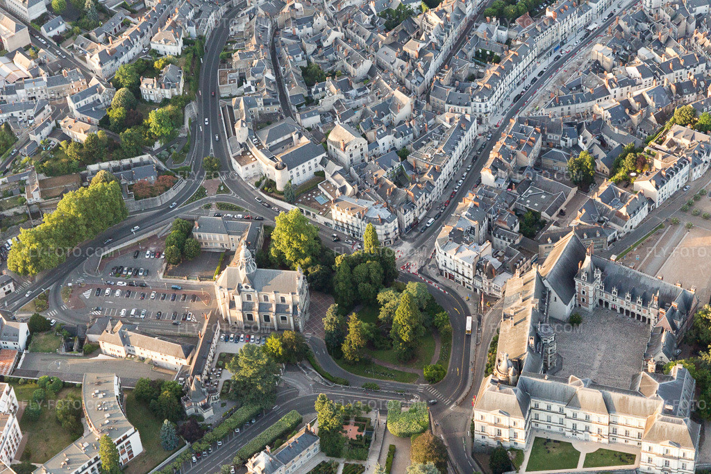 Aerial view: View of the town in Blois in the state Loir et Cher, France. – Photo: IMG_101041.jpg taken on 06/23/2017 by Werner Riehm/FLY-FOTO.com – Resolution of the original: 5472 x 3648 px