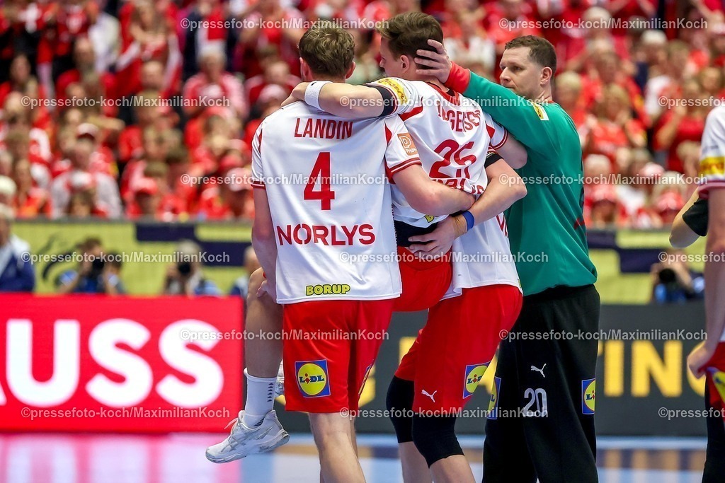 EHF18012602069 | 18.01.2026, Handball, Men's EHF EURO 2026, Dänemark - Rumänien, Jyske Bank Boxen in Herning, Dänemark, Preliminary Round:  Lukas Lindhard Jorgensen (Denmark #25) verletzt und mit Schmerzen muss aus der Halle getragen werden