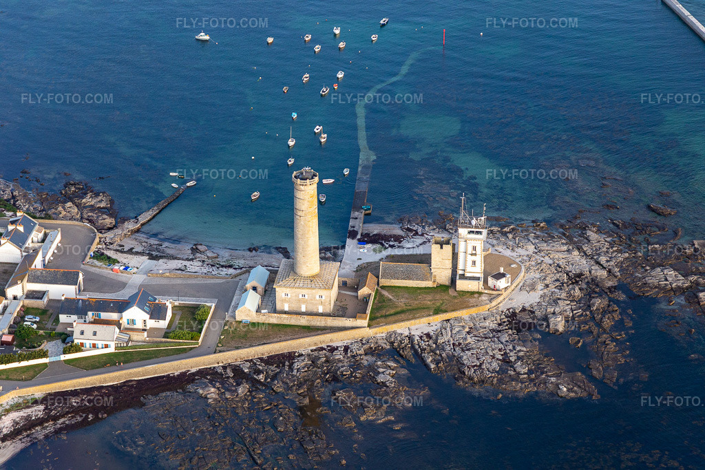 Aerial view: Phare d'Eckmühl and The Old Lighthouse of Penmarch in Penmarch in the state Finistere, France. – Photo: IMG_132610.jpg taken on 06/17/2022 by Werner Riehm/FLY-FOTO.com – Resolution of the original: 5472 x 3648 px – Mairie de Penmarc'h