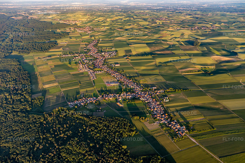Luftbild: Ortsansicht des längsten Dorfes des Elsaß in Schleithal im Bundesland Bas-Rhin in Frankreich. Foto: IMG_115551.jpg vom 16.06.2019 durch Werner Riehm/FLY-FOTO.de