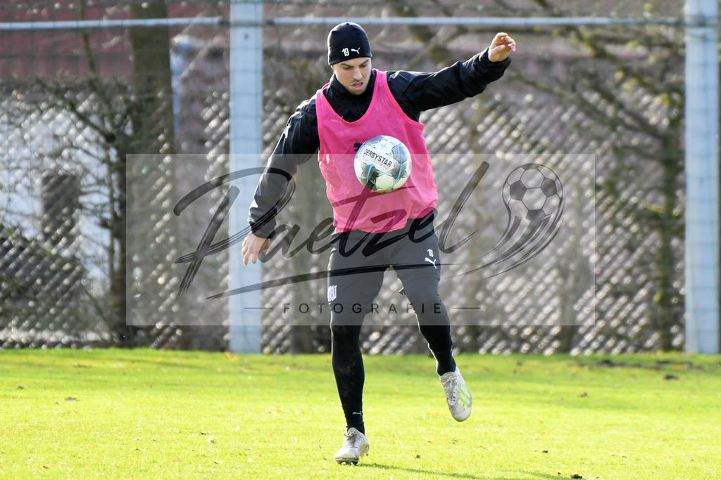 20200215_TRAOSN_0038 | Fussball, Herren: Kevin Wolze (VfL Osnabrueck) in Aktion, am Ball, Einzelaktion waehrend der Trainingseinheit des VfL Osnabrueck im Sportpark Illoshoehe am 15.02.2020 in Osnabrueck, Deutschland. - Realisiert mit Pictrs.com