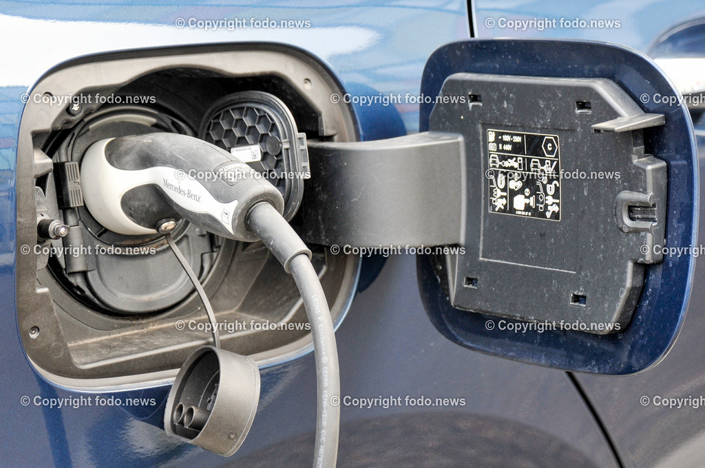 Deutschland_ Baden-Wuerttemberg_ Goeppingen_ 17.01.2025-25 | 17.01.2025, Deutschland, GER, Baden-Wuerttemberg, Goeppingen, im Bild Themenbild, Stadtansichten, Elektrofahrzeug, Tankstelle, Ladestation, Elektroauto, aufladen, Strom, Kabel, Wallbox