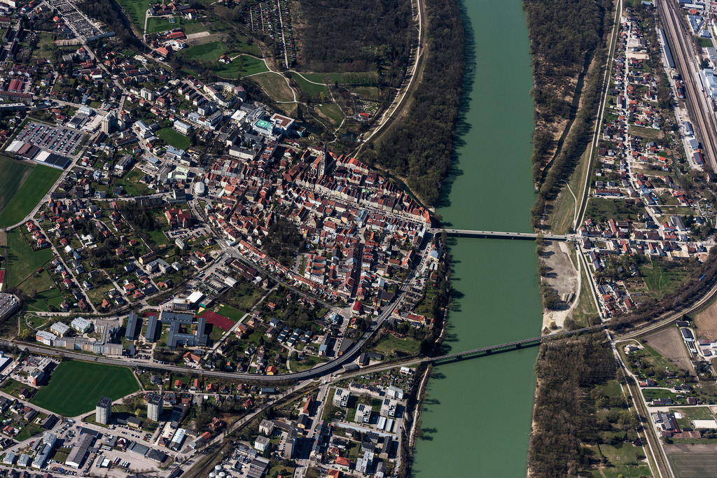 dr__0010399.jpg | BRAUNAU AM INN 28.03.2017 Altstadtbereich und Innenstadtzentrum in Braunau am Inn in Oberösterreich, Österreich. // Old Town area and city center in Braunau am Inn in Oberoesterreich, Austria. Foto: Daniel Reiter