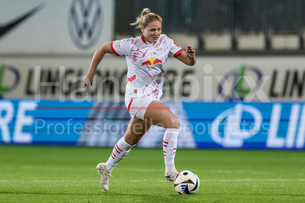 Fussball, Google Pixel Frauen-Bundesliga, VfL Wolfsburg - RB Leipzig | v.li.: Marleen Schimmer (RB Leipzig, 14) am Ball, Freisteller, Einzelbild, Ganzkörper, Aktion, Action, Spielszene, DIE DFB-RICHTLINIEN UNTERSAGEN JEGLICHE NUTZUNG VON FOTOS ALS SEQUENZBILDER UND/ODER VIDEOÄHNLICHE FOTOSTRECKEN. DFB REGULATIONS PROHIBIT ANY USE OF PHOTOGRAPHS AS IMAGE SEQUENCES AND/OR QUASI-VIDEO.