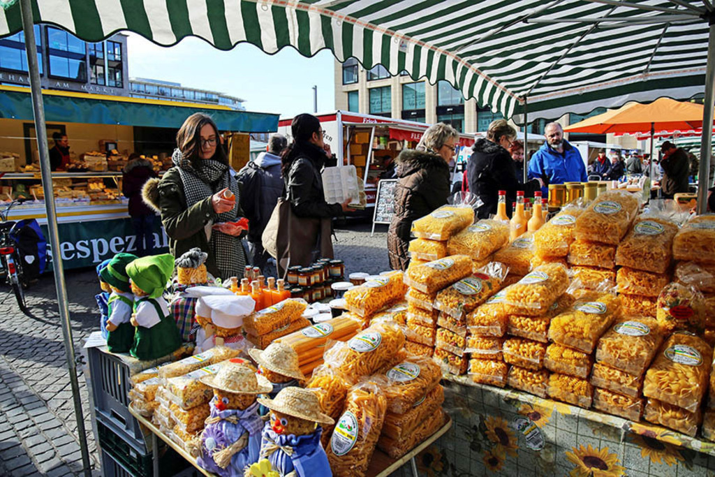 Foto: Leipzig - Wochenmarkt in der Innenstadt | Das Team hinter BILDLEXIKON LEIPZIG bündelt historische wie aktuelle Informationen über die Stadt Leipzig in Text und Bild auf einer Plattform und stellt diese der interessierten Öffentlichkeit zur Verfügung.