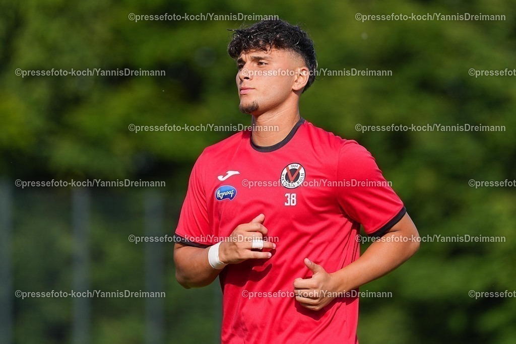 xYDR04072501004 | 04.07.2025, xydrx, Fußball, FC Viktoria Köln - SC Wiedenbrück, Testspiel, Trainingsplatz Pohlstadtsweg: Samuele Carella (Viktoria Köln #38)