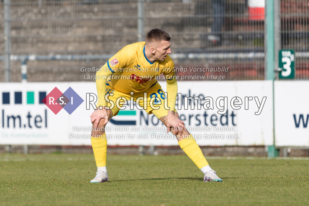 Fußball, Saison 2022/23, Regionalliga Nord, FC St. Pauli II - SV Atlas Delmenhorst, Edmund-Plambeck-Stadion (Norderstedt), 19.02.2023, 25. Spieltag | Steffen Rohwedder (#28, SVA Delmenhorst) deht sich.