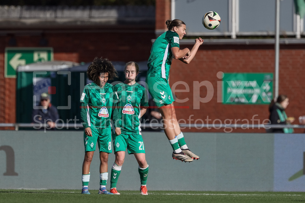 Fussball, Google Pixel Frauen-Bundesliga, SV Werder Bremen - SGS Essen | v.li.: Amira Arfaoui (SV Werder Bremen, 8) , Caroline Siems (SV Werder Bremen, 21) und Larissa Mühlhaus (SV Werder Bremen, 7) in der Freitstoßmauer, DIE DFB-RICHTLINIEN UNTERSAGEN JEGLICHE NUTZUNG VON FOTOS ALS SEQUENZBILDER UND/ODER VIDEOÄHNLICHE FOTOSTRECKEN. DFB REGULATIONS PROHIBIT ANY USE OF PHOTOGRAPHS AS IMAGE SEQUENCES AND/OR QUASI-VIDEO.