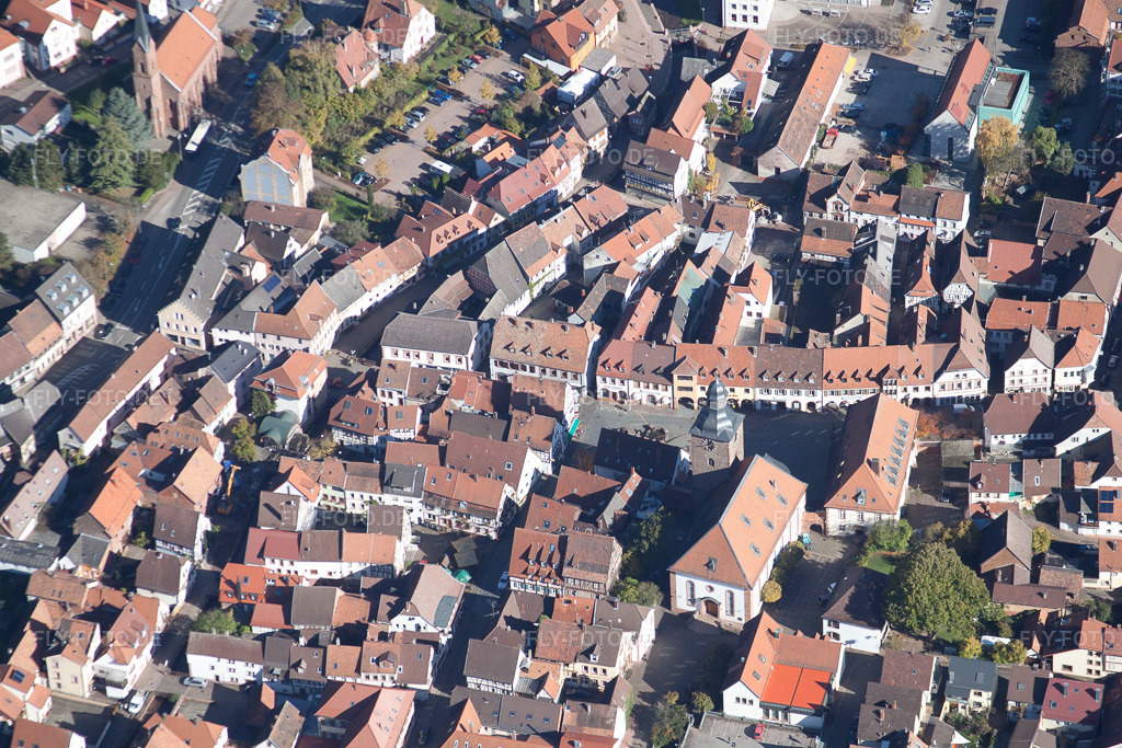 Luftbild: Stadtkirche in Annweiler am Trifels im Bundesland Rheinland-Pfalz in Deutschland. Foto: IMG_34765.jpg vom 26.10.2010 durch Werner Riehm/FLY-FOTO.de