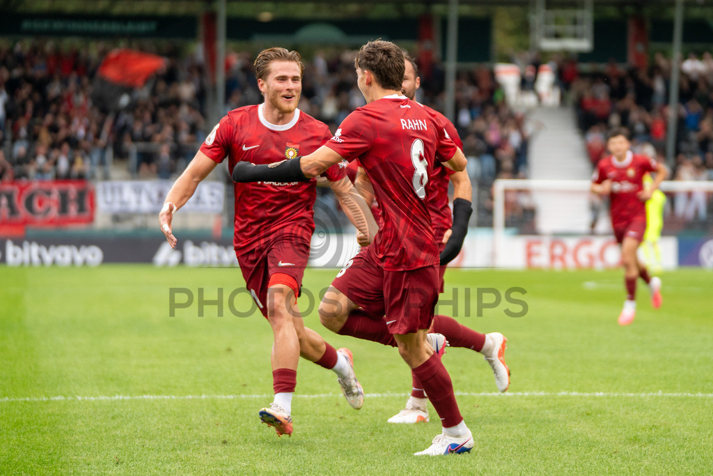 SG Sonnenhof Großaspach vs. Arminia Bielefeld, Fussball, DFB-Pokal, 1. Runde, 22.08.2026 | Elias Rahn (SG Sonnenhof Großaspach, #08) jubelt mit Tim Rossmann (SG Sonnenhof Großaspach, #11) nach seinem 1:0 Fuehrungstreffer,SG Sonnenhof Großaspach vs. Arminia Bielefeld, Fussball, DFB-Pokal, 1. Runde, 22.08.2026,DFB regulations prohibit any use of photographs as image sequences and/or quasi-video