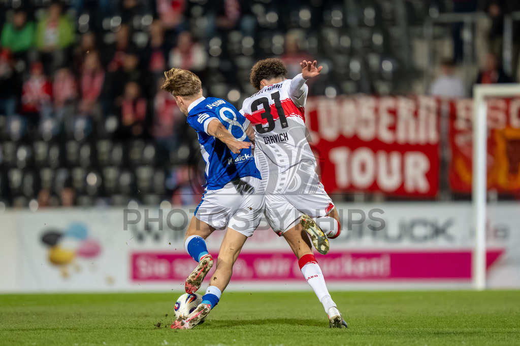 VfB Stuttgart II vs. FC Energie Cottbus, Fussball, 3.Liga, 27. Spieltag, Saison 2025/2026, 03.03.2026 | Noah Darvich (VfB Stuttgart II, #31) im Zweikampf mit Lukas Michelbrink (FC Energie Cottbus, #08),VfB Stuttgart II vs. FC Energie Cottbus, Fussball, 3.Liga, 27. Spieltag, Saison 2025/2026, 03.03.2026Foto: photosbyphips/Philip Ziegler