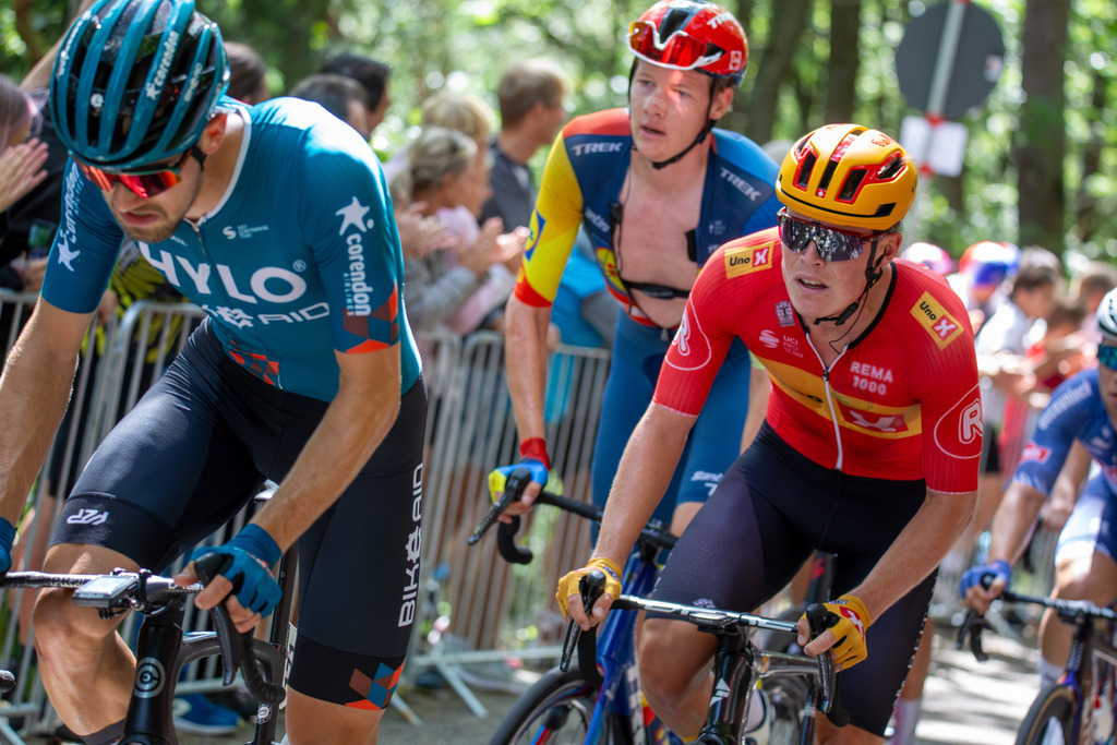 Lidl Deutschland Tour 2024 (Radsport), 4. Etappe und letzte Etappe Von Annweiler am Trifels nach Saarbrücken (182,7 KM). Bild: Ankunft an der Kalmit, dem höchsten Berg im Pfälzerwald | Lidl Deutschland Tour 2024 (Radsport), 4. Etappe und letzte Etappe Von Annweiler am Trifels nach Saarbrücken (182,7 KM). Bild: Ankunft an der Kalmit, dem höchsten Berg im Pfälzerwald - Realisiert mit Pictrs.com