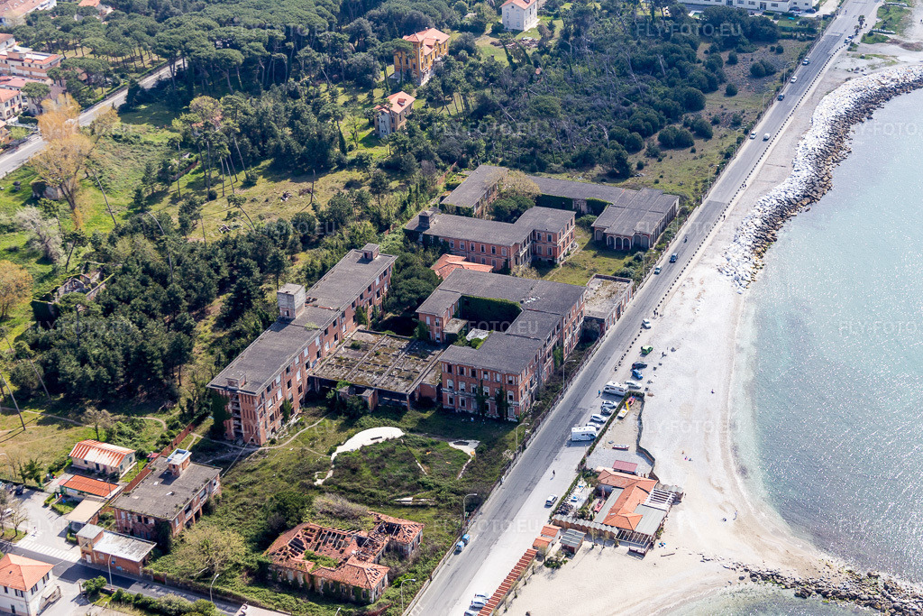 Vue aérienne: Complexe de maisons de vacances du parc de vacances abandonné Colonia Ettore Motta à Massa dans le département Massa-Carrara, Italie. Photo: IMG_087194.jpg prise le 04/04/2016 par Werner Riehm/FLY-FOTO.eu – Résolution de l'original: 5472 x 3648 px