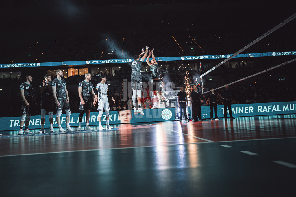 Volleyball | Herren | Saison 2022/2023 | DVV-Pokal Finale | SWD powervolleys Düren vs. Berlin Recycling Volleys | 26.02.2023 | Einlauf der Team, Tomas Kocian (#17, SWD powervolleys Düren) rechts in der Luft