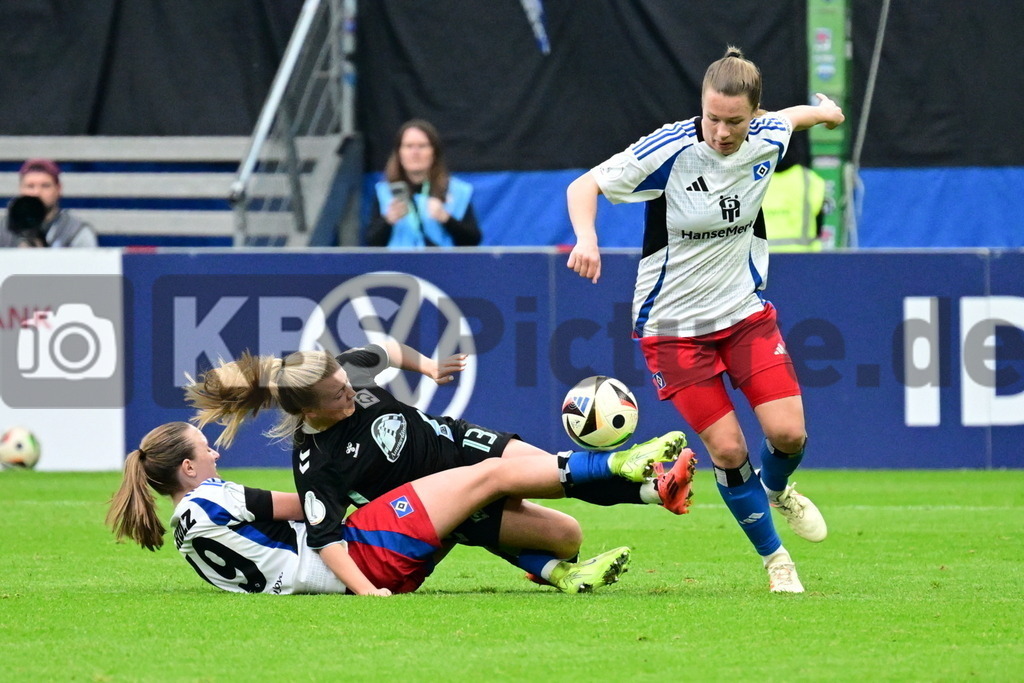 KBS Picture_HSV-Bremen_Frauen_015 | v.l. Schulz Victoria (HSV Frauen) , Walkling Ricarda (Werder Bremen Frauen) , Meyer Christin (HSV Frauen) ,Sportplatz :  Volksparkstadion, - Realisiert mit Pictrs.com