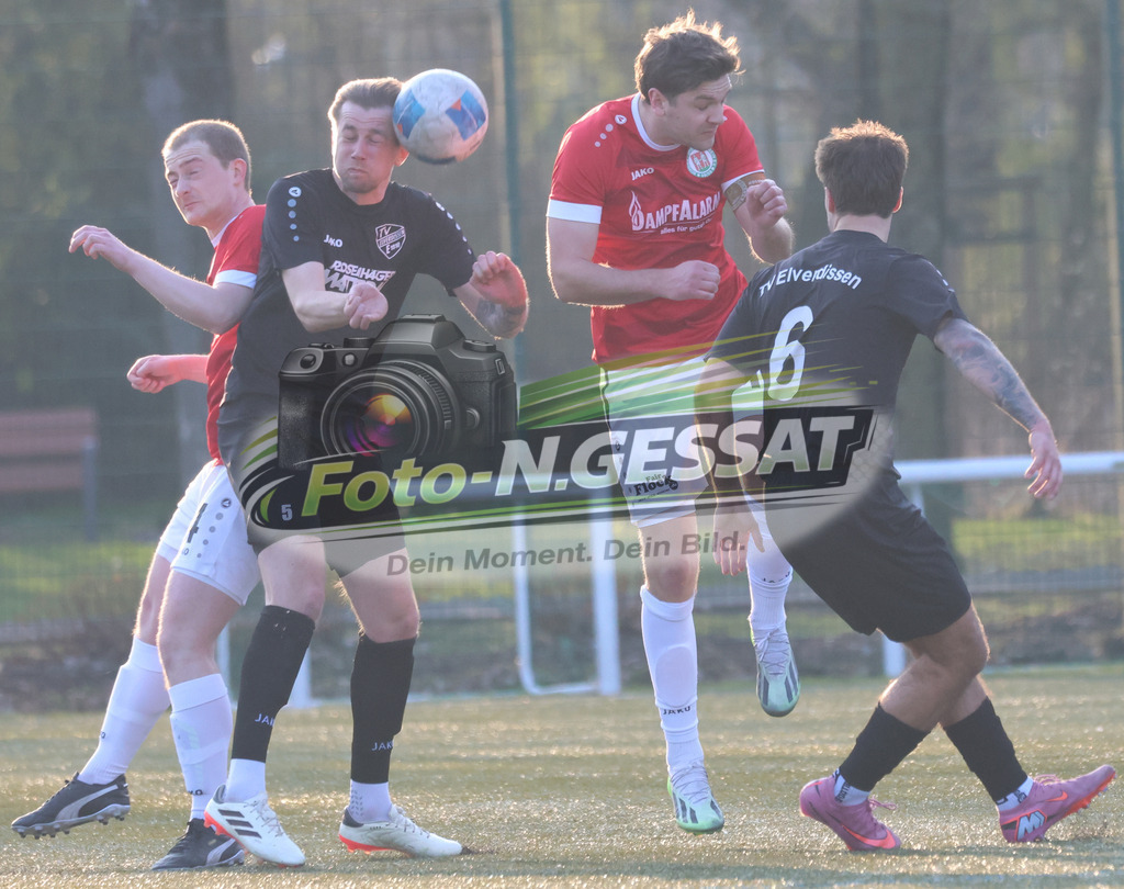 Bünder SV - TV Elverdissen | Auf dem Bild zu sehen: rot Bünder SV v.l.: Johannes Steinmeier, Marvin Henseler ; schwarz TV Elverdissen v.l.: Lukas Büker, Yann Gomes de Barros Coelho  Bünder SV, TV Elverdissen, Saison 25/26, Kreisliga A, Deutschland - Realisiert mit Pictrs.com