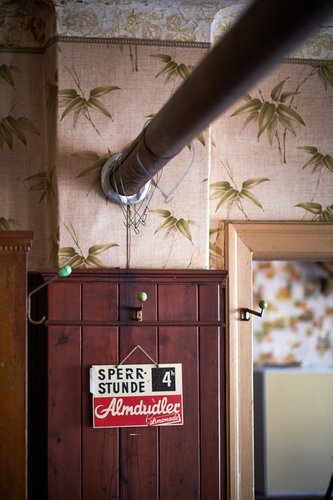 Innenraum einer leeren Gaststätte im Weinviertel | Austria - June 08, 2021: Innenraum einer leeren Gaststätte im Weinviertel, Detail im Wirtshaus mit Sperrstunde Tafel. - Realisiert mit Pictrs.com