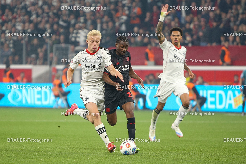 Bayer 04 Leverkusen vs Eintracht Frankfurt - Bundesliga  | Leverkusen, Deutschland, 12.09.25:   Oscar Hojlund (Eintracht Frankfurt) und Nathan Tella (Bayer 04 Leverkusen) im Kampf um den Ball waehrend des Spiels der Bundesliga zwischen  Bayer 04 Leverkusen vs Eintracht Frankfurt in der BayArena(Foto von Brauer-Fotoagentur / Adrian Schlueter)