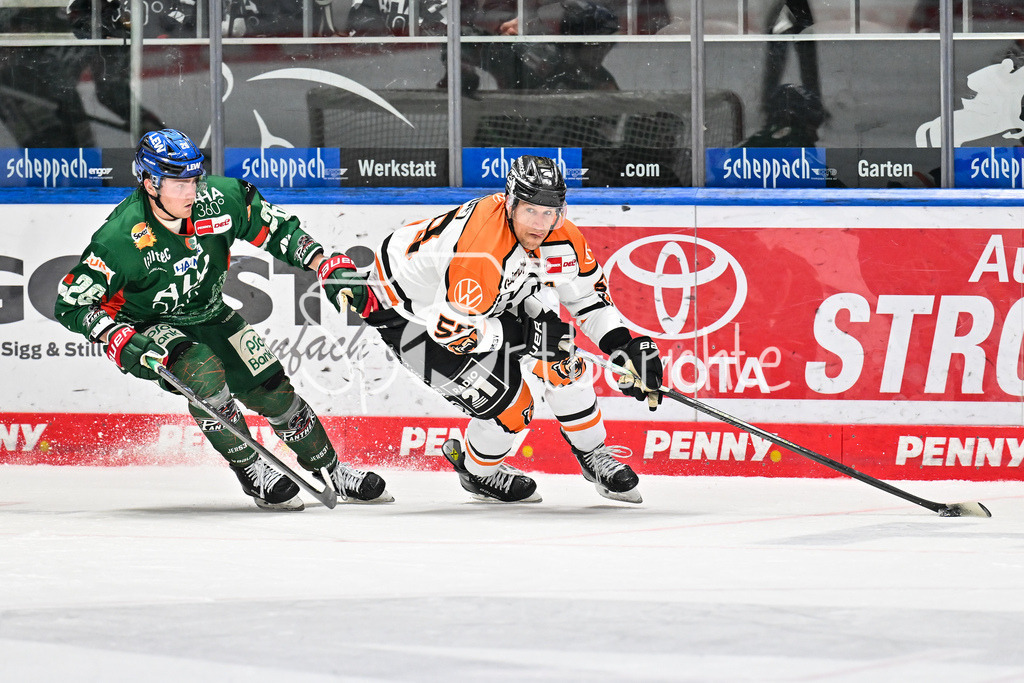 Augsburger Panther - Grizzlys Wolfsburg | AUGSBURG, GERMANY - 15. MARCH: im Duell Alexander BLANK (Augsburger Panther 26) und Tyler GAUDET (Grizzlys Wolfsburg 58) während dem Match zwischen den Augsburger Panthern und den Grizzlys Wolfsburg am 52. Spieltag der Penny DEL im Curt Frenzel Stadion