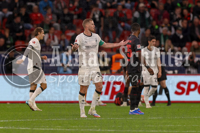Bayer 04 Leverkusen vs Borussia Mönchengladbach - Bundesliga  | Leverkusen, Deutschland, 21.09.25:   Nico Elvedi (Borussia Mönchengladbach) gestikuliert, Gestik waehrend des Spiels der Bundesliga zwischen  Bayer 04 Leverkusen vs Borussia Mönchengladbach in der BayArena(Foto von Brauer-Fotoagentur / Adrian Schlueter)