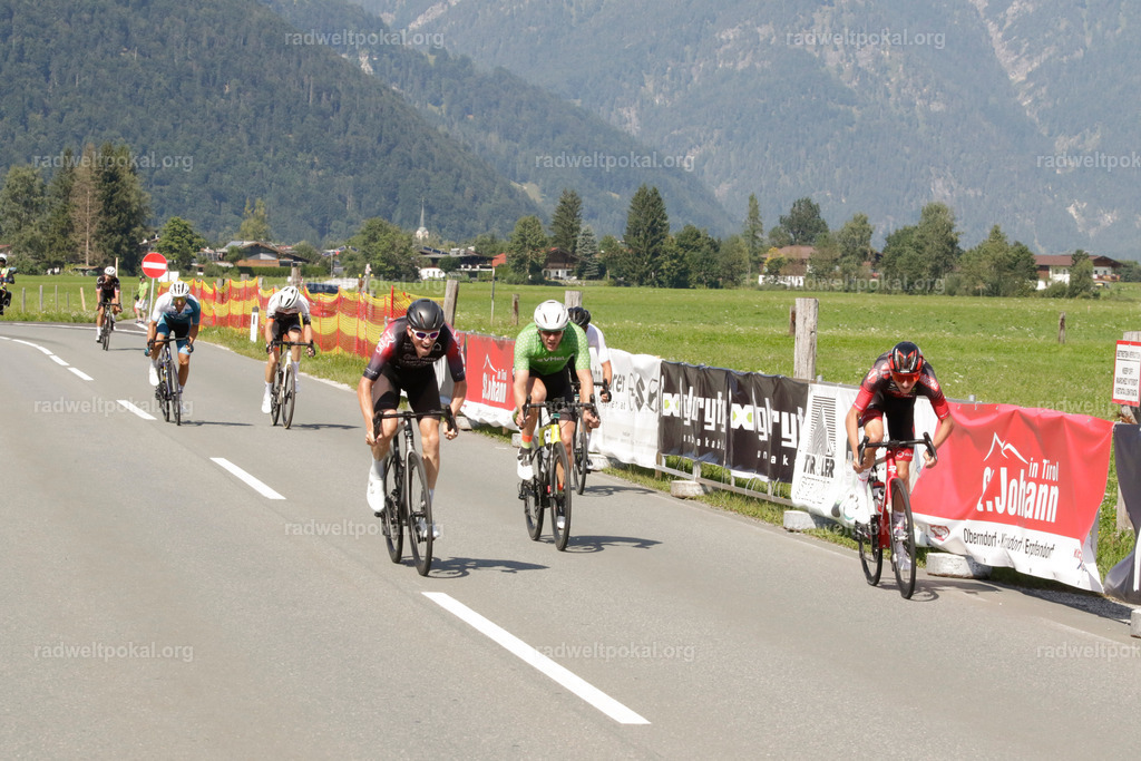 1151_20230817_Bewerb_Maenner_Muehlanger | AUT - OESTERREICH, 2023-08-16: SPORT RENNRAD-FAHREN - 55. INTERNATIONALER RADWELTPOKAL IN ST. JOHANN IN TIROL  - Vintage-Radrennen mit WM-Bronze-Medaillen-Siegerin Christina Schweinberger, den Teilnehmer und Alexander Baumann (vom Orginastions-Team) - TAG 2 BEWERB MAENNER IN SECHS GRUPPEN  ; Foto: Roland Muehlanger