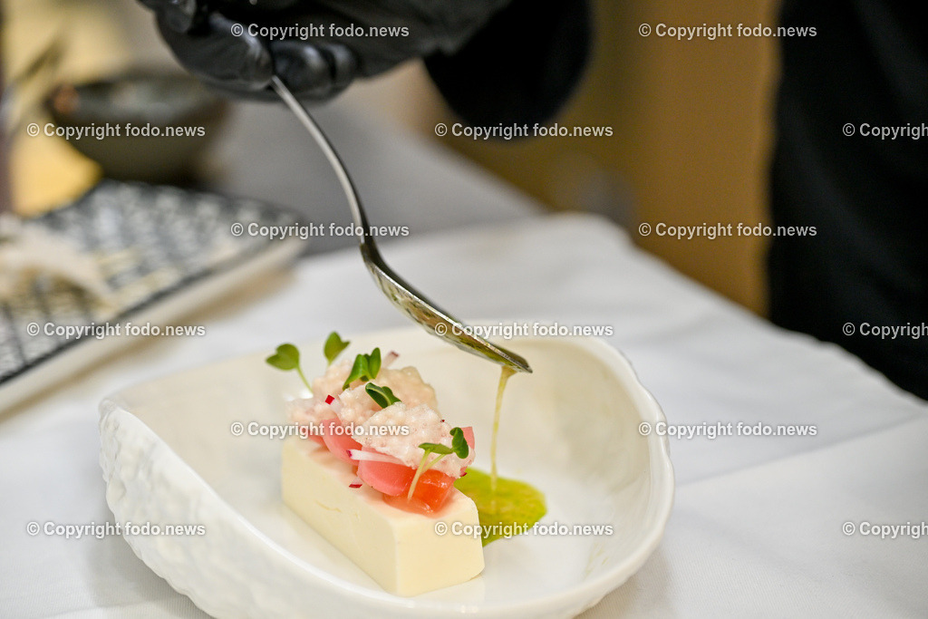 Kliemstein_ Restaurant_ 06.06.2024-9 | 06.06.2024, Linz, AUT, Kliemstein im Salzamt Linz, im Bild Andreas Zika (Kuechenchef) beim anrichten des Bruckner Menue im Kliemstein und Vino Vitis, Restaurant, Gastronomie