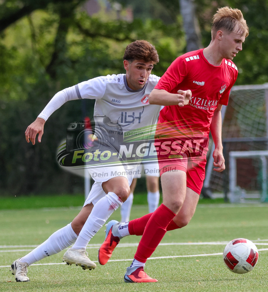 FC RW Kirchlengern - VfL Theesen | Auf dem Bild zu sehen: Grau FC RW Kirchlengern: Altan Dincdemir ; Rot VfL Theesen: Henrik Lüdke FC RW Kirchlengern, VfL Theesen, Saison 26/27, Westfalenliga, Kirchlengern, Deutschland - Realisiert mit Pictrs.com