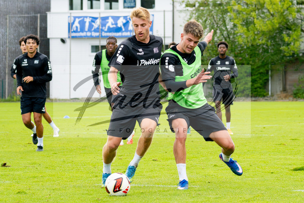 20260909_TRAOSN_0623 | Fußball, Herren: Fridolin Wagner (VfL Osnabrück) und Jonathan Wensing (VfL Osnabrück) im Zweikampf beim Training des VfL Osnabrück am 09.09.2026 im Sportpark Illoshöhe in Osnabrück, Deutschland.(Foto von Nico Paetzel) - Realisiert mit Pictrs.com