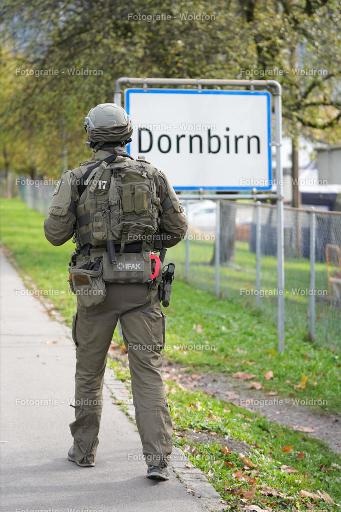20221111 Amoklauf in Mittelschule Haselstauden | DORNBIRN, OESTERREICH - 11. NOVEMBER: Polizeieinsatz waehrend des Amoklaufs in der Mittelschule Haselstauden in Mittelschule Haselstauden on November 11, 2022 in Dornbirn, Austria.