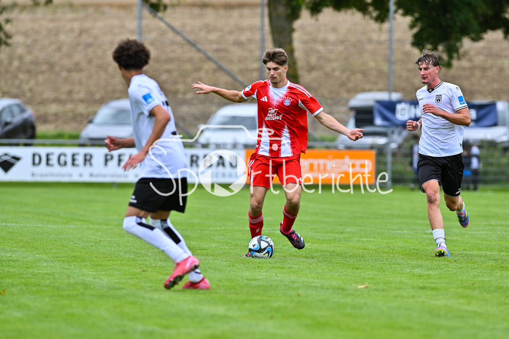 SSV Ulm 1846 Fussball U19 - FC Bayern München U19 | am BAll Rafpael PAVLIC (FCB #4) / U19 DFB Nachwuchsliga: SSV Ulm 1846 Fussball - FC Bayern München, Hauptspielfeld Langenau am 02.08.2025
