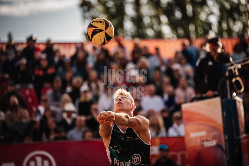 Beachvolleyball | Männer | Allianz German Beach Tour 2025 | Tourstop Berlin | 24.08.2025 | Jonas Reinhardt spielt den Ball