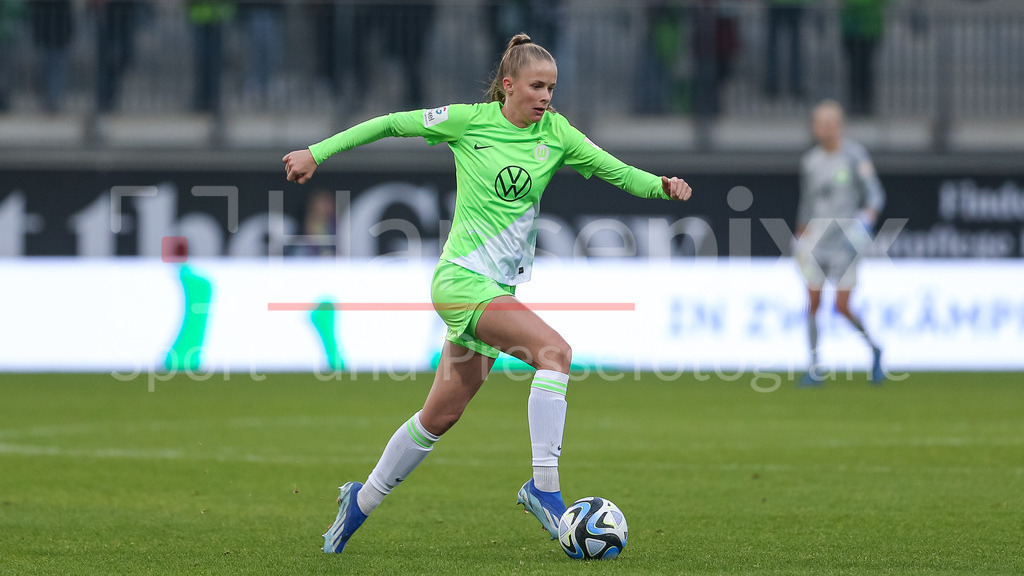 Fussball, Google Pixel Frauen-Bundesliga, VfL Wolfsburg - MSV Duisburg | v.li.: Vivien Endemann (VfL Wolfsburg, 25) am Ball, Einzelbild, Ganzkörper, Aktion, Action, Spielszene, DIE DFB-RICHTLINIEN UNTERSAGEN JEGLICHE NUTZUNG VON FOTOS ALS SEQUENZBILDER UND/ODER VIDEOÄHNLICHE FOTOSTRECKEN. DFB REGULATIONS PROHIBIT ANY USE OF PHOTOGRAPHS AS IMAGE SEQUENCES AND/OR QUASI-VIDEO.