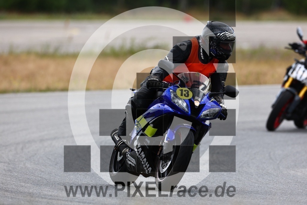 inst13-20240714_02590 | Schöne Erinnerungen an spannende Momente - das festzuhalten ist unser Job. PIXELrace.de ist seit 2003 auf den Rennstrecken Europas unterwegs um die Action draußen beim Fahren und die wunderbare Stimmung imm Fahrerlager für euch einzufangen.